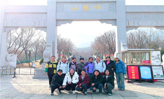 巾幗綻芳華，登山展風(fēng)采